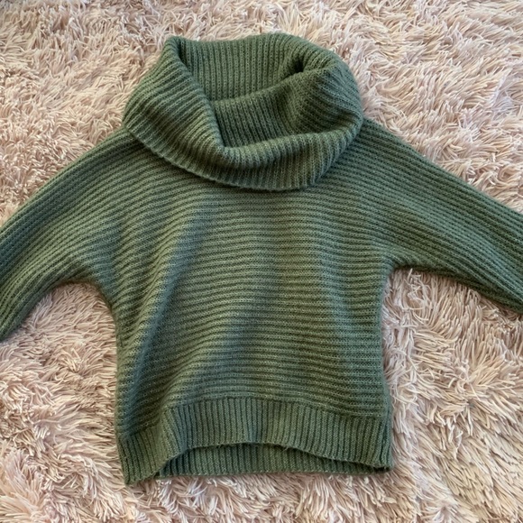 Green turtleneck - Picture 2 of 4